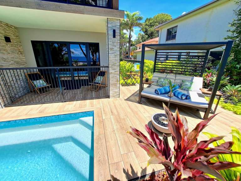 Ein Haus mit einem Swimmingpool und einer Veranda