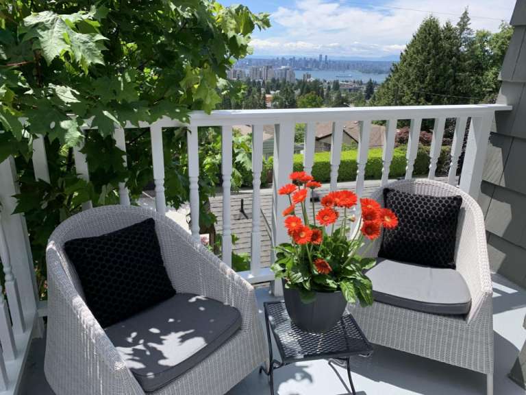 Ein Balkon mit zwei Stühlen und einem Blumentopf