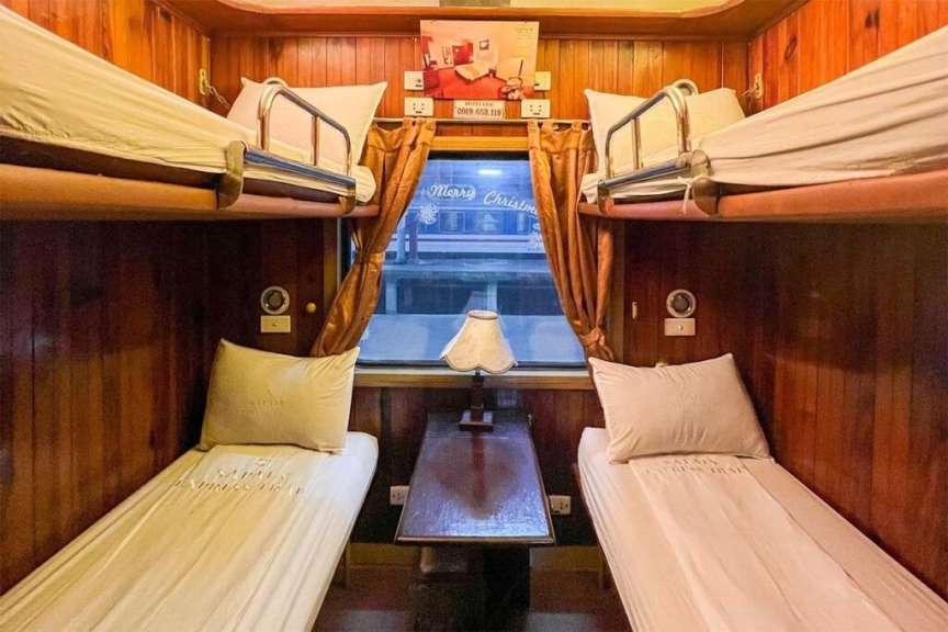 Ein Zimmer mit zwei Betten und einem Tisch mit der Aufschrift merry christmas