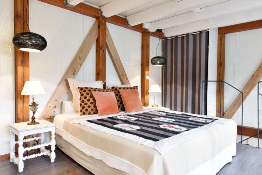 Ein Schlafzimmer mit einem Bett und zwei Nachttischen