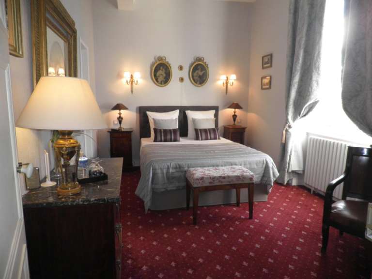 Ein Schlafzimmer mit einem Bett und zwei Nachttischen