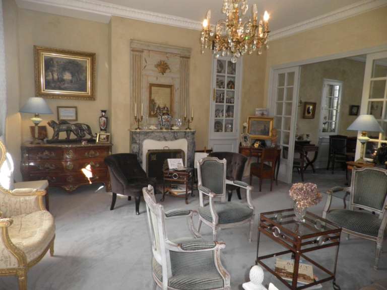 Ein Wohnzimmer mit vielen Möbeln und einem Kronleuchter