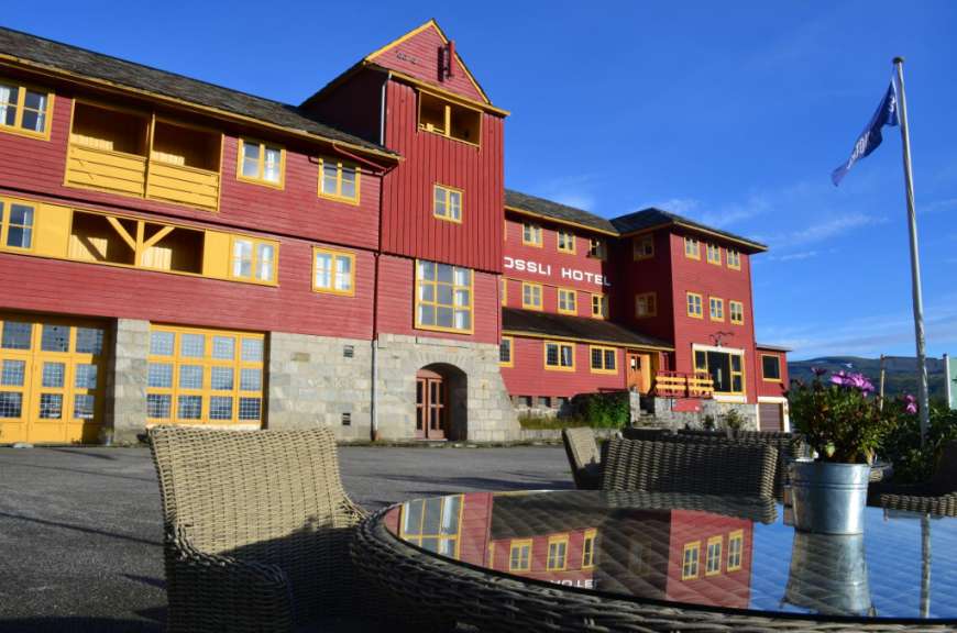 Ein rotes Gebäude mit der Aufschrift ossli hotel darauf
