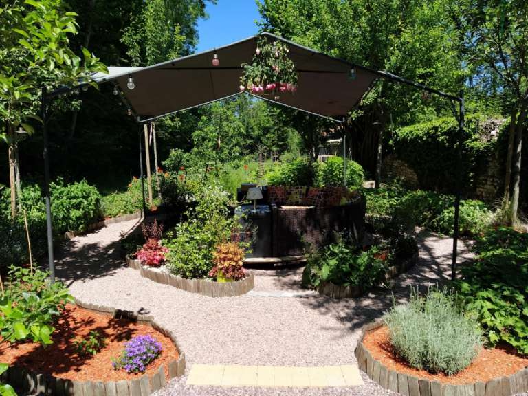 Ein Garten mit vielen Pflanzen und einem Zelt