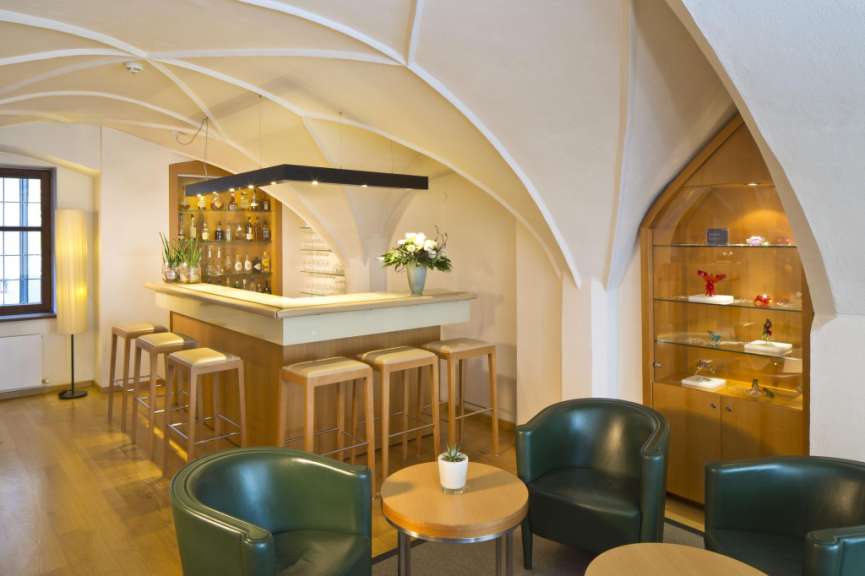 Ein Wohnzimmer mit einer Bar und Stühlen