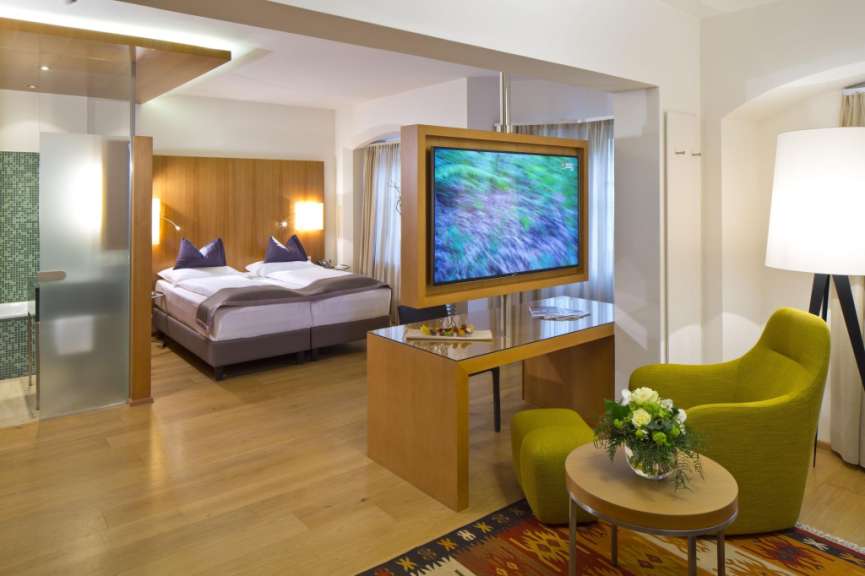 Ein Hotelzimmer mit einem Fernseher und einem Stuhl