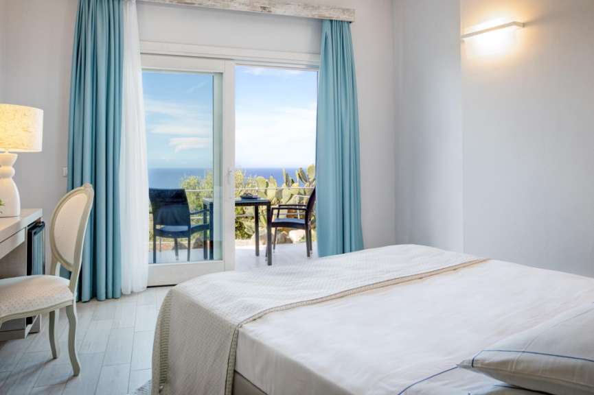 Ein Hotelzimmer mit einem Bett und einem Schreibtisch