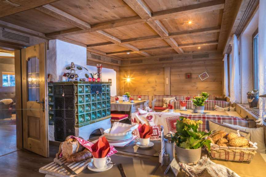 Ein Wohnzimmer mit einem Tisch und Stühlen und einem Kamin