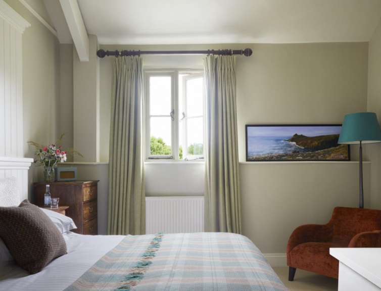 Ein Schlafzimmer mit einem Bett und einem Stuhl