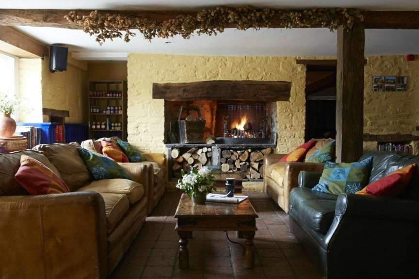 Ein Wohnzimmer mit vielen Möbeln und einem Kamin