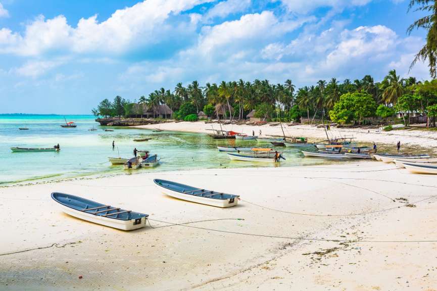 Ein Strand mit vielen Booten im Wasser