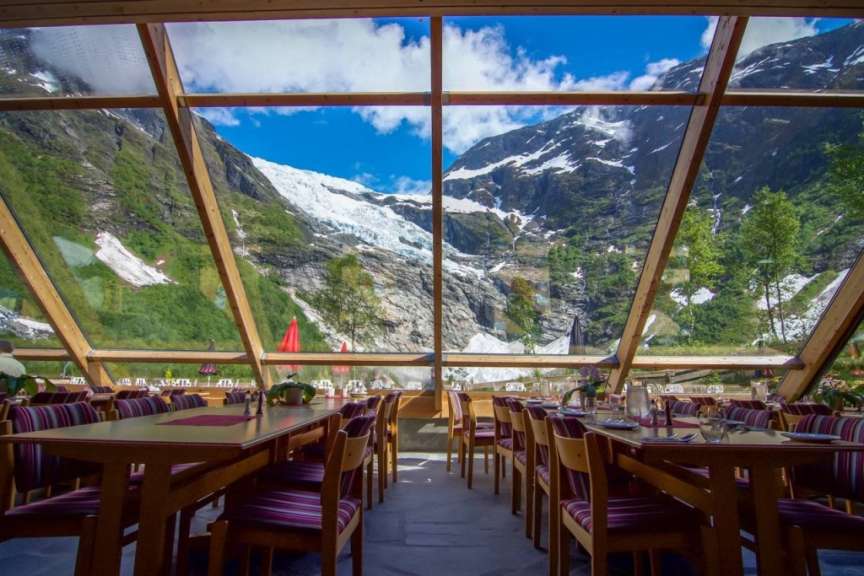 Tische und Stühle in einem Restaurant mit Blick auf die Berge