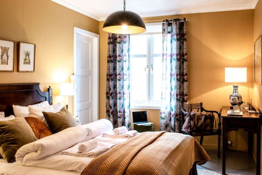 Ein Schlafzimmer mit einem Bett und einem Schreibtisch