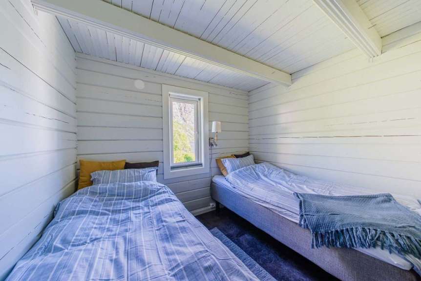 Ein Schlafzimmer mit zwei Betten und einem Fenster
