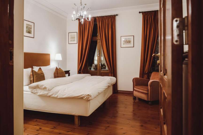Ein Schlafzimmer mit einem Bett und einem Stuhl