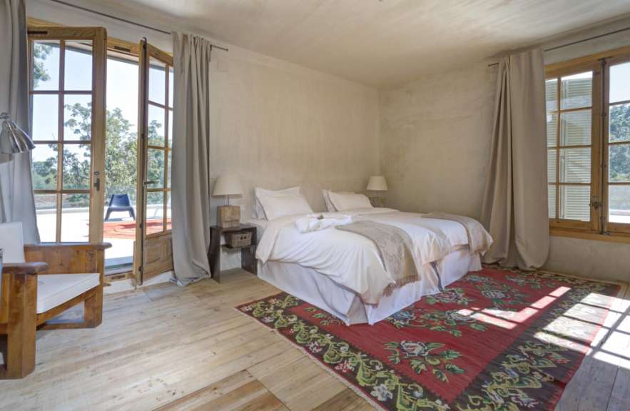 Ein Schlafzimmer mit einem Bett und einem Teppich