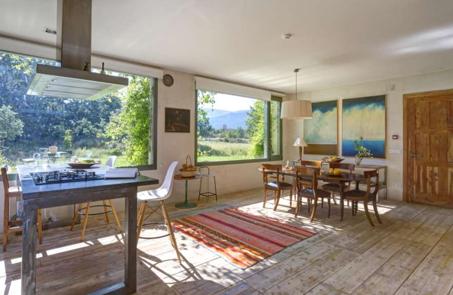 Ein Esszimmer mit einem Tisch und Stühlen und einem großen Fenster
