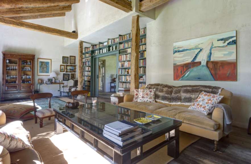 Ein Wohnzimmer mit einem Couchtisch und Bücherregalen