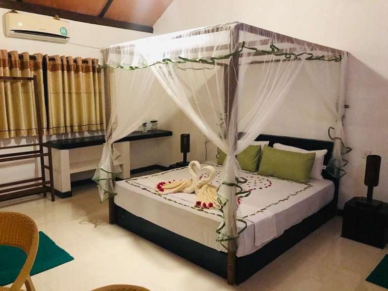Ein Schlafzimmer mit einem Himmelbett und einem Tisch
