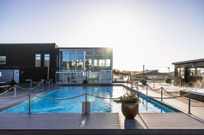 Ein großer Swimmingpool neben einem großen Gebäude