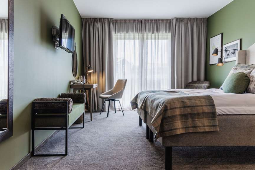 Ein Hotelzimmer mit einem Bett und einem Stuhl