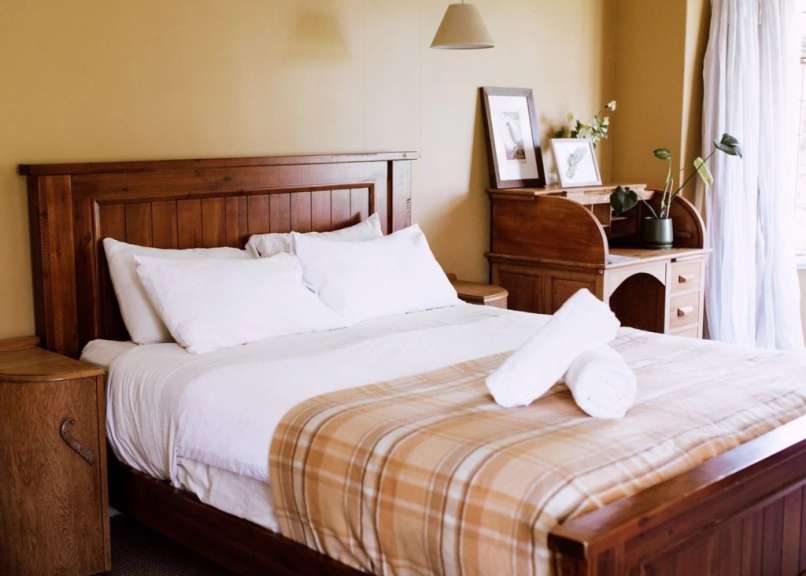 Ein Schlafzimmer mit einem Bett und einem Schreibtisch