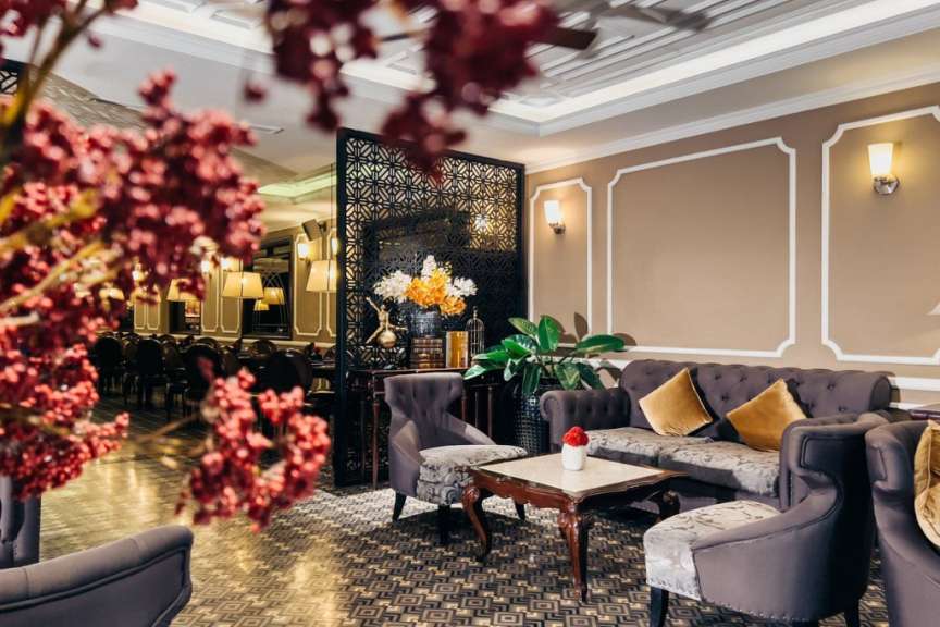 Ein Wohnzimmer mit einem Couchtisch und Stühlen