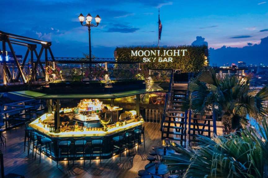 Eine Bar mit dem Namen Moonlight Sky Bar darauf