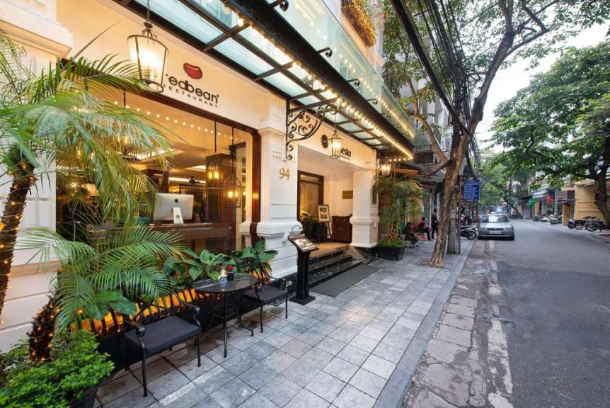 Eine Straße mit einem Restaurant namens „ red bean “ an der Ecke