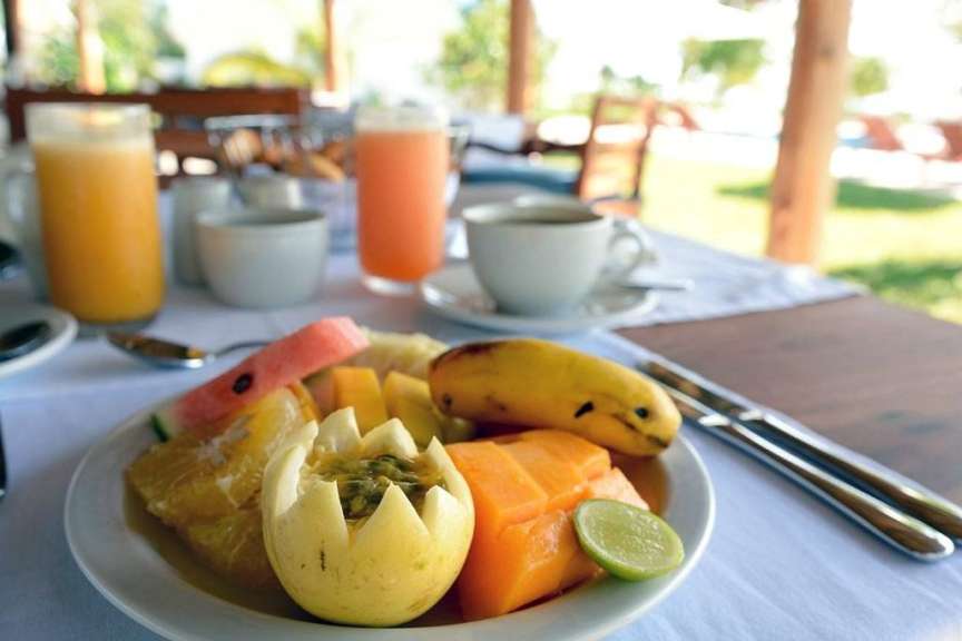 Auf einem tisch steht ein teller mit frischem obst