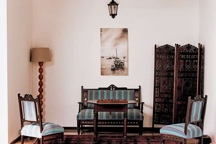 Ein Wohnzimmer mit Möbeln und einem Gemälde an der Wand