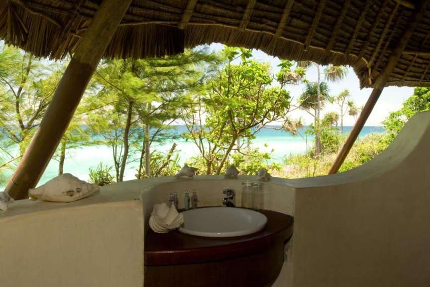 Ein Badezimmer mit einem Blick auf den Ozean