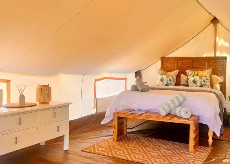 Ein Schlafzimmer mit einem Bett und einer Kommode