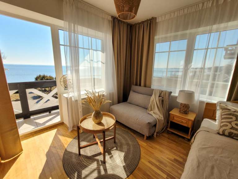 Ein Wohnzimmer mit einer Couch und einem Tisch