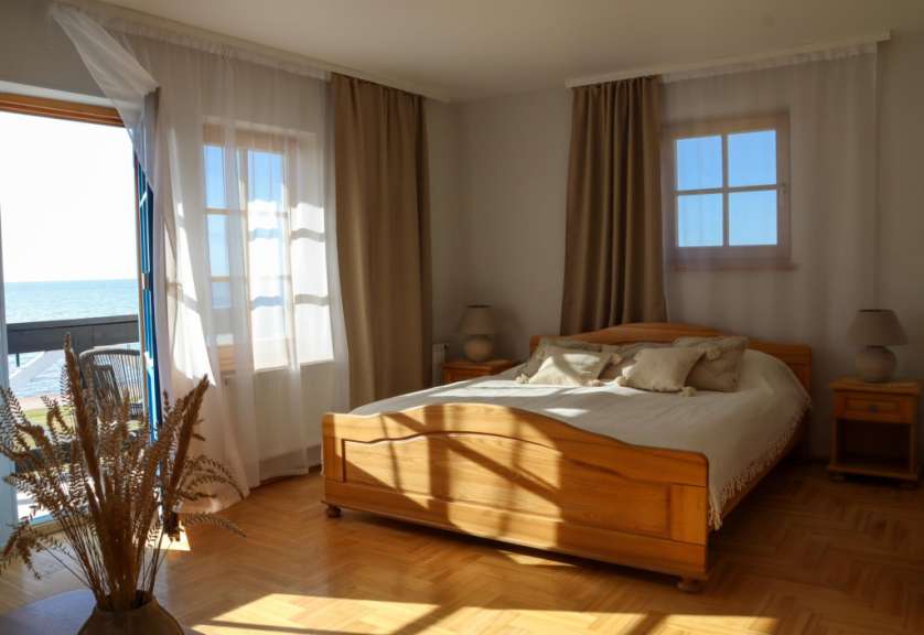 Ein Schlafzimmer mit einem Bett und zwei Nachttischen