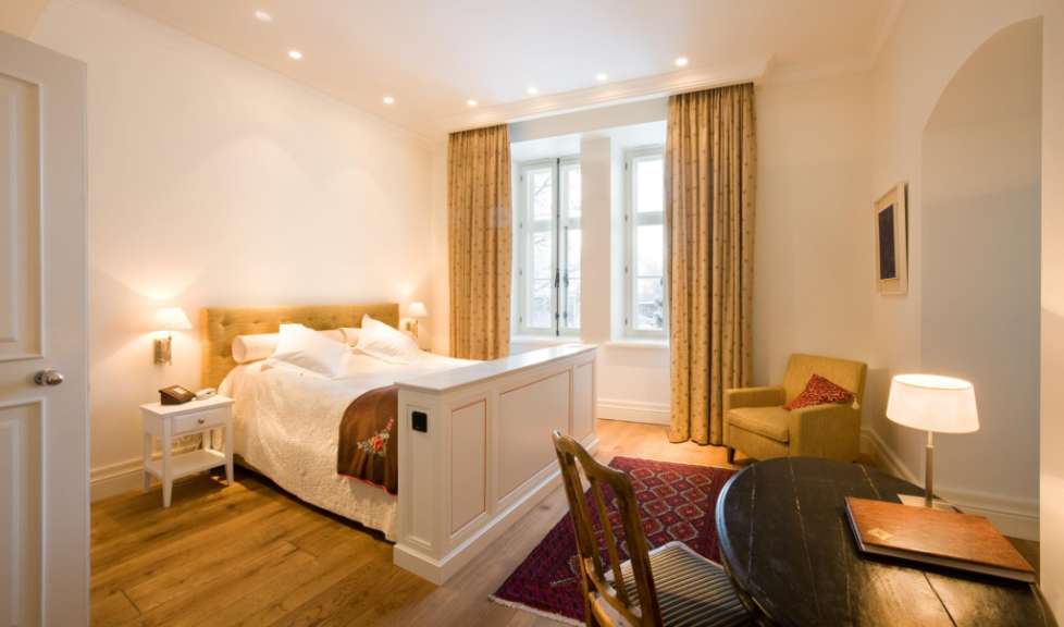 Ein Schlafzimmer mit einem Bett und einem Stuhl