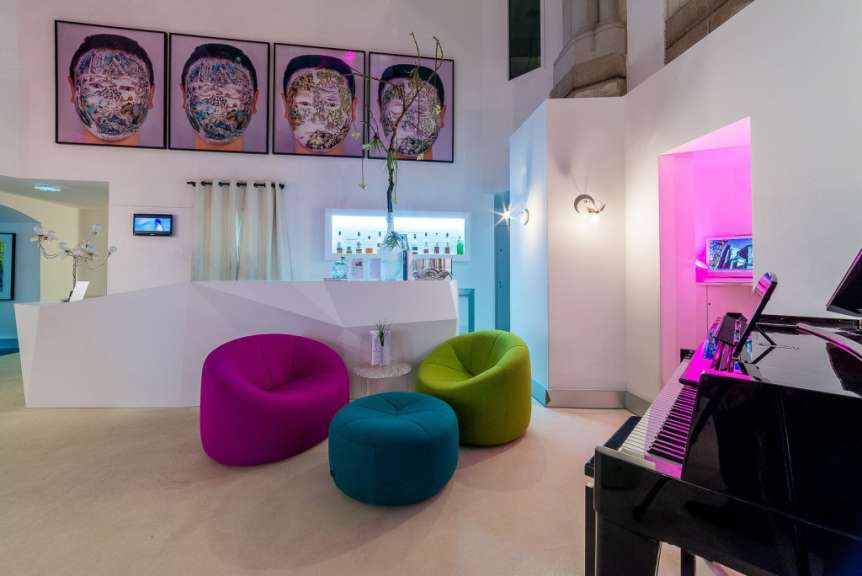 Ein Wohnzimmer mit bunten Möbeln und einem Klavier