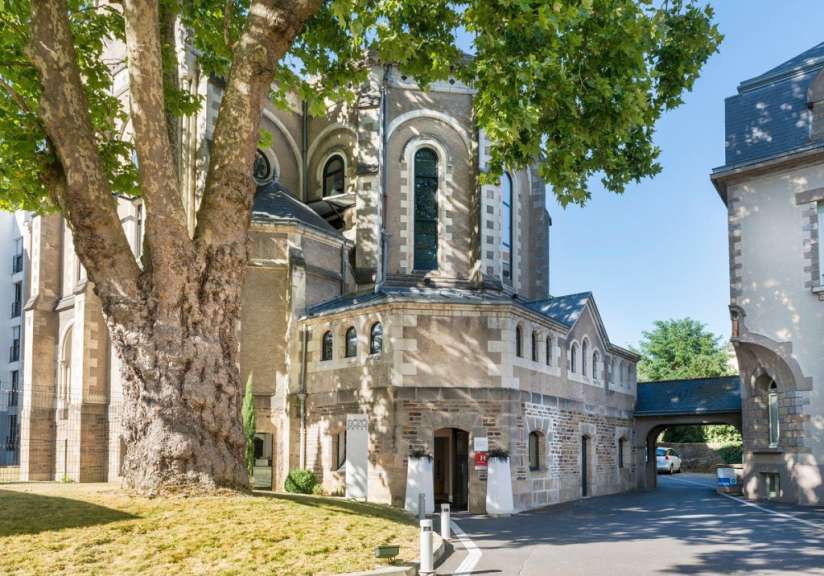 Eine Kirche mit einem roten Schild davor