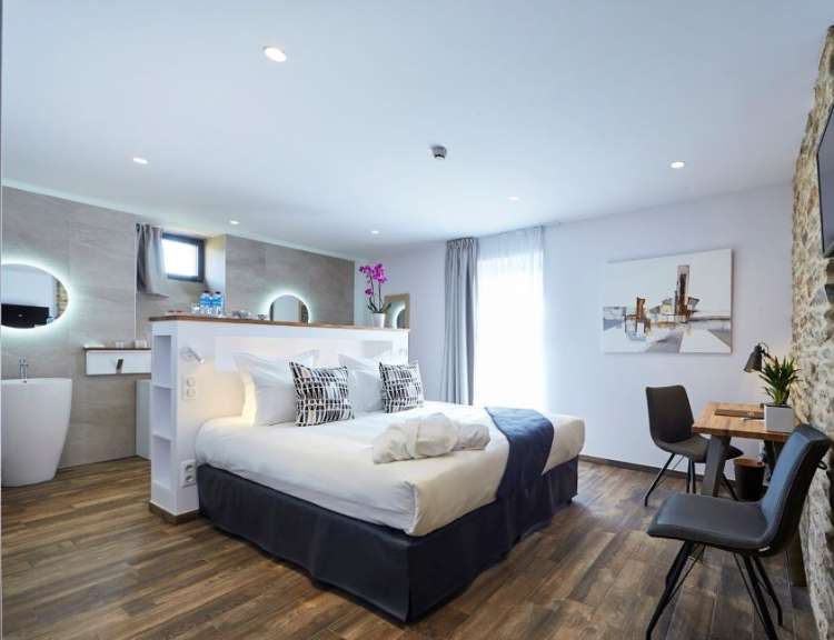 Ein Hotelzimmer mit einem Bett und einem Schreibtisch