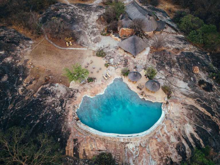 Eine Luftaufnahme eines Swimmingpools auf einem Felsen
