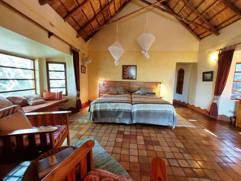Ein Schlafzimmer mit Strohdach und zwei Betten