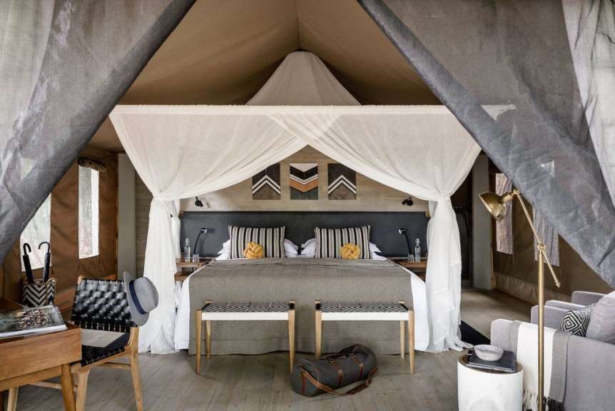 Ein Schlafzimmer mit einem Bett und einem Stuhl