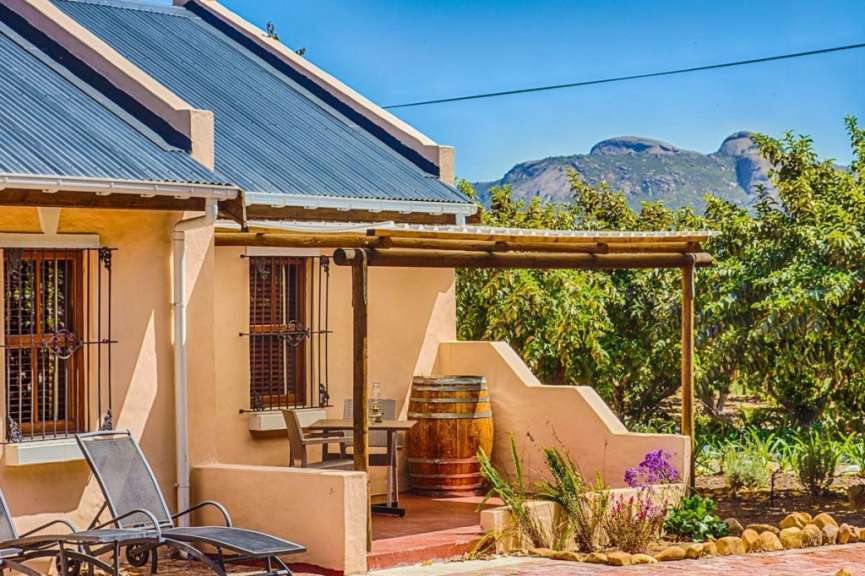 Ein Haus mit einem Tisch und Stühlen auf der Veranda