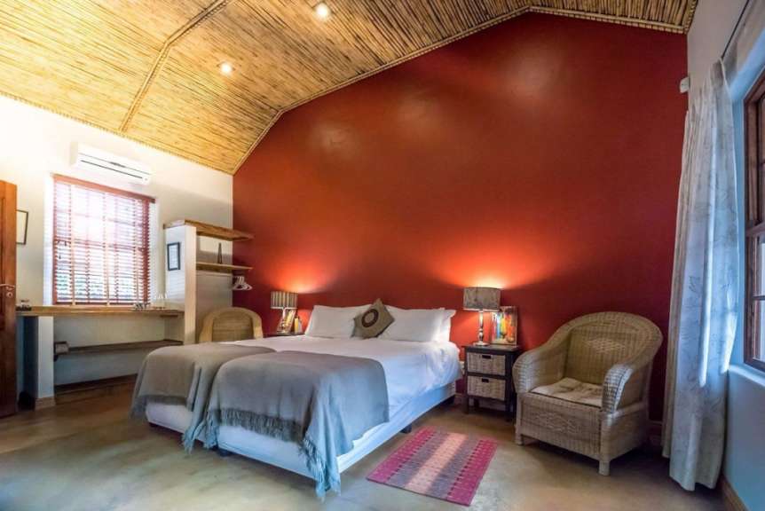 Ein Schlafzimmer mit einem Bett und zwei Stühlen