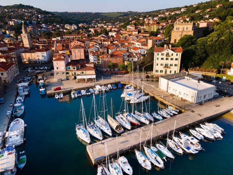 Hafen und Altstadt von Muggia