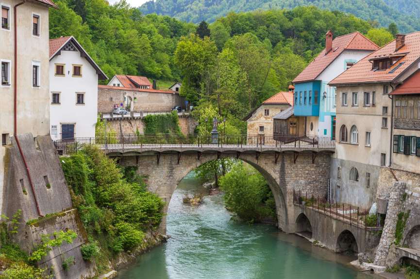 Eine Brücke über einen Fluss in einer kleinen Stadt