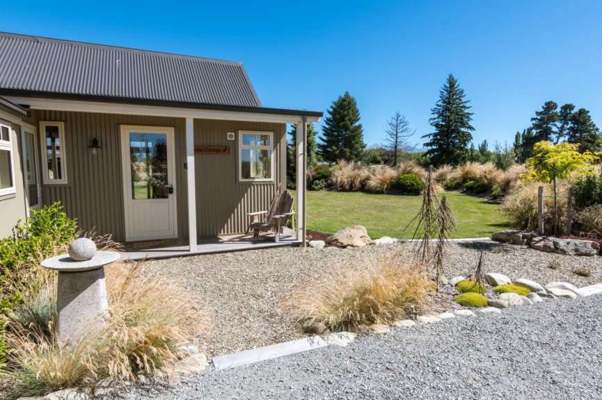 Ein Haus mit einer Veranda und einem Schaukelstuhl davor