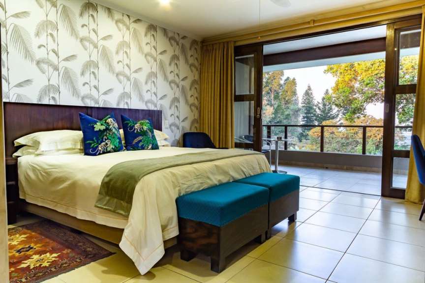 Ein Hotelzimmer mit einem Bett und einem Balkon