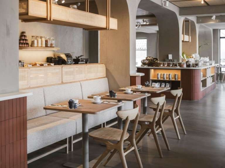 Eine Reihe von Tischen und Stühlen in einem Restaurant