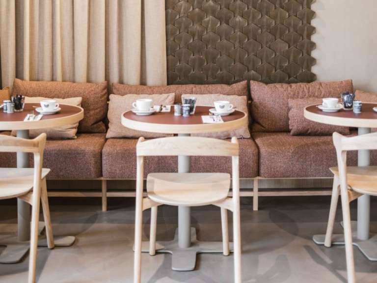 Eine Reihe von Tischen und Stühlen in einem Restaurant